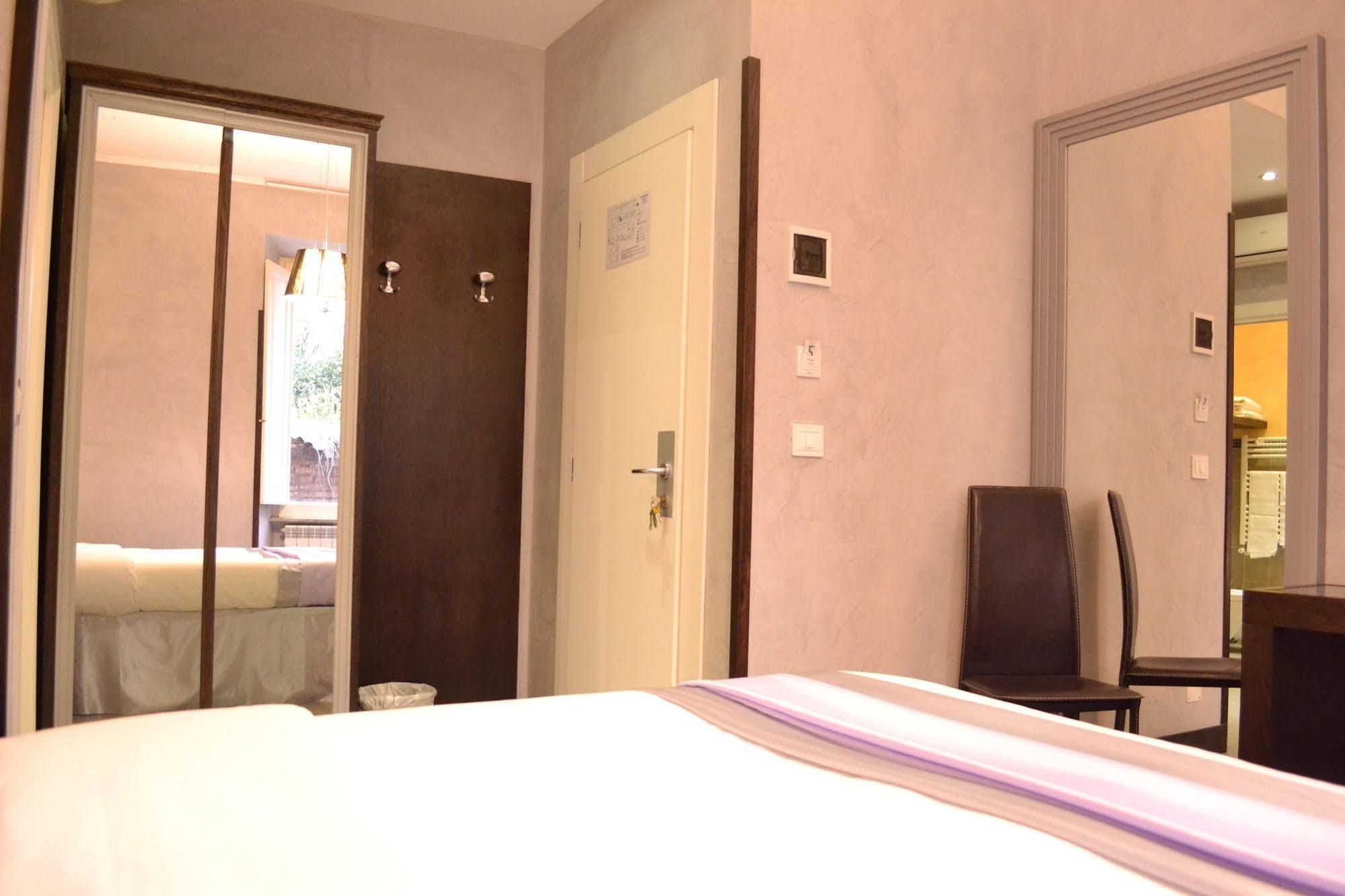 Tiburtina House Hotel โรม ภายนอก รูปภาพ